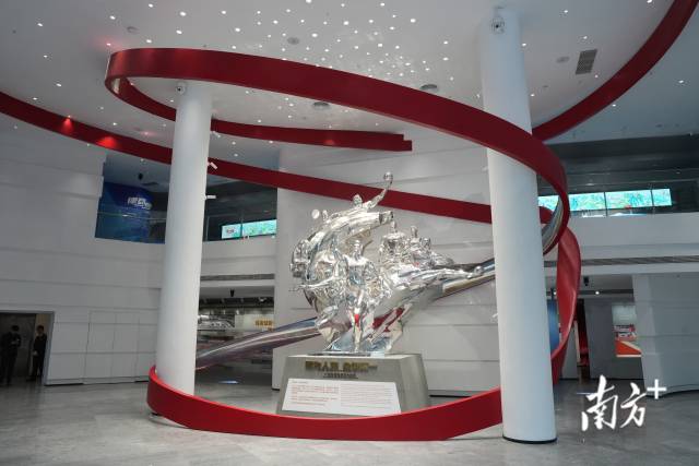 展厅正门，广东体育博物馆的主雕塑成当天观众嘉宾的热门打卡点。